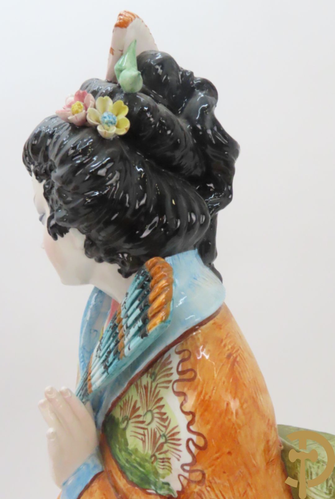 Twee Italiaanse beelden van oosterse dame met bloemen, getekend achteraan Polouioto en oosterse man met snaarinstrument in meerkleurige faience