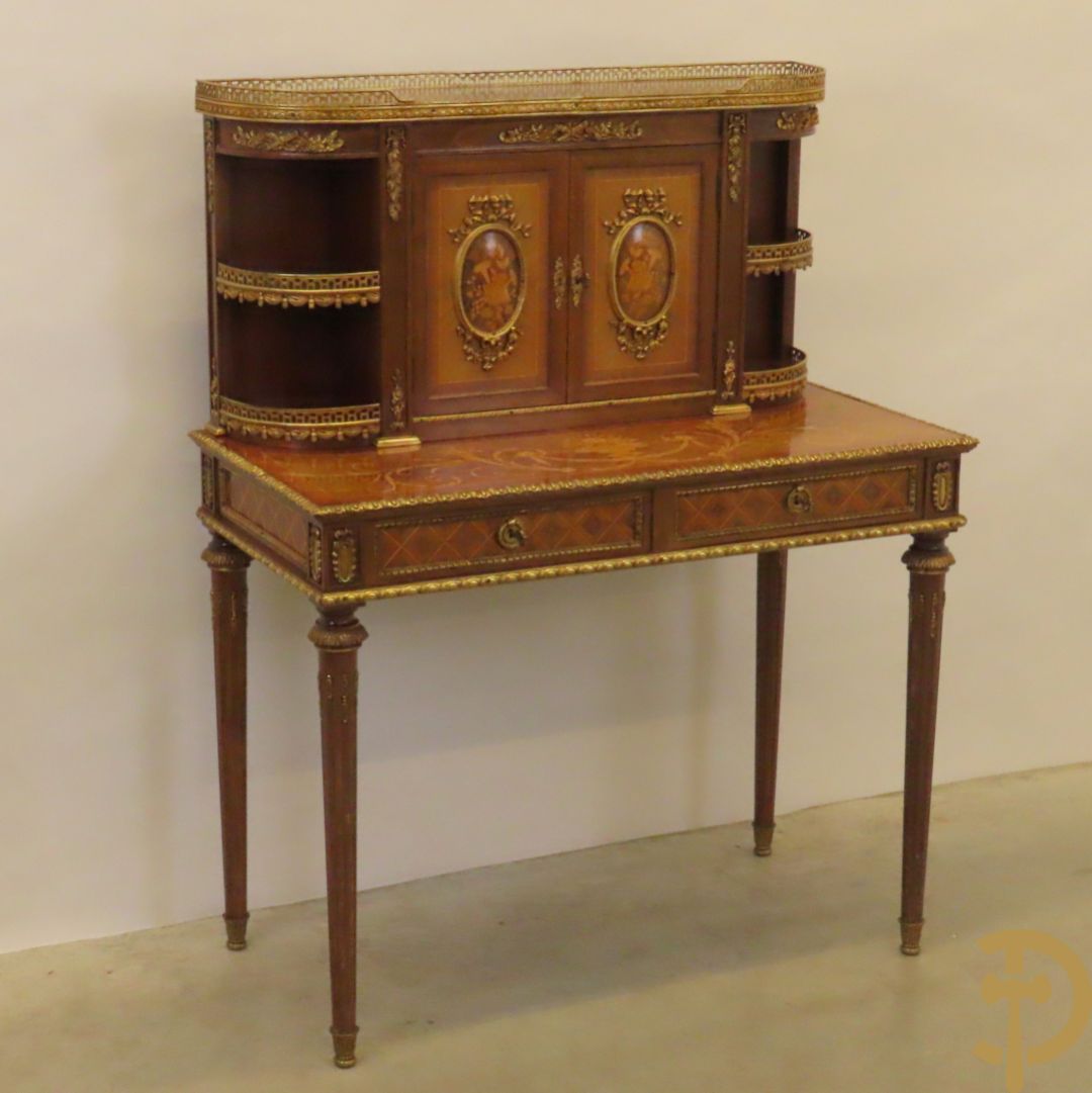 Notelaren tweedelig  kabinet met 2 lades en 2 deuren op hoge poten, gemarketteerd en bezet met bronsbeslag