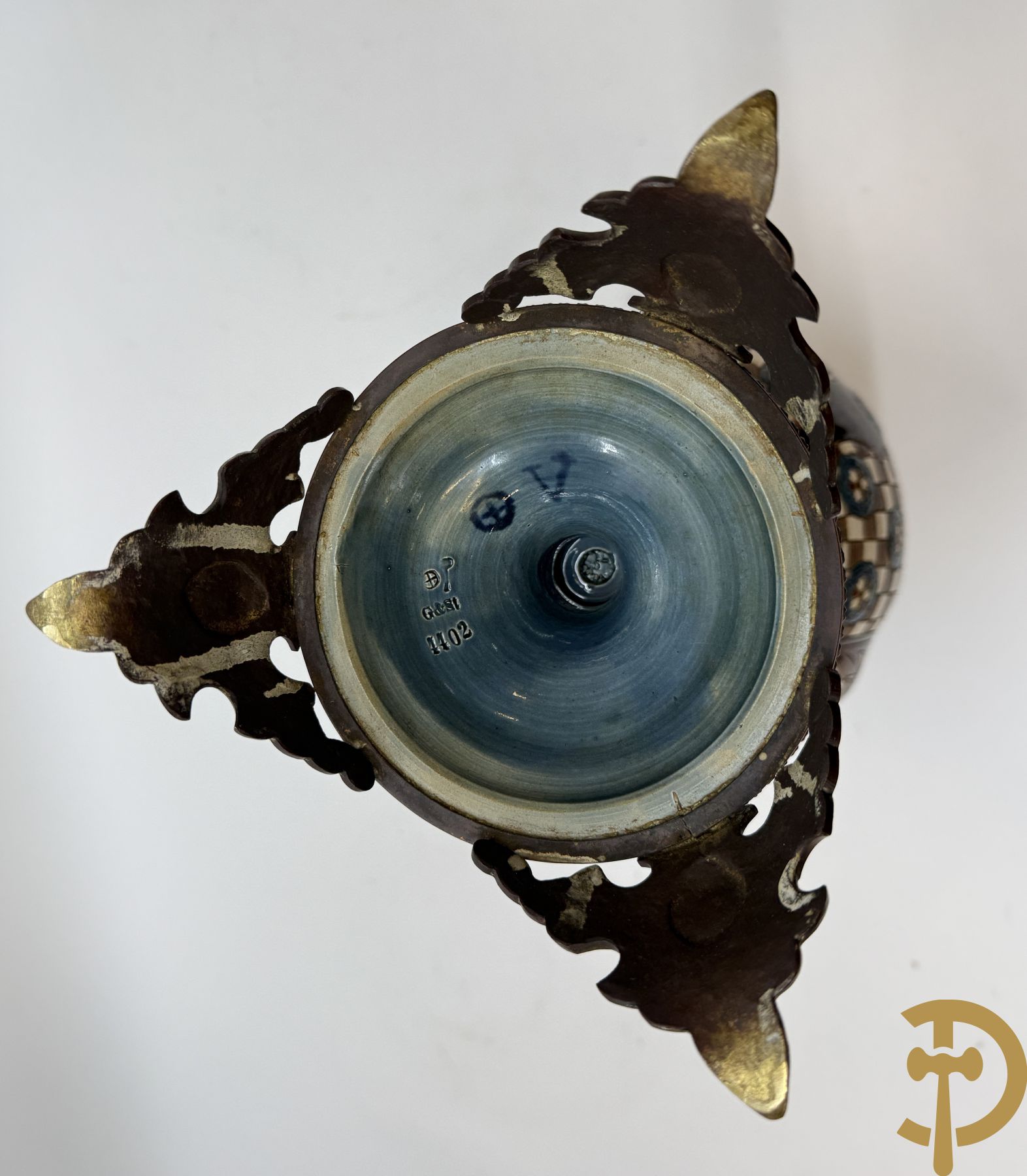 Paar meerkleurige vazen in Oostenrijkse faience met bloemendecor op koperen voet, Gerbing & Stephan, begin 1900