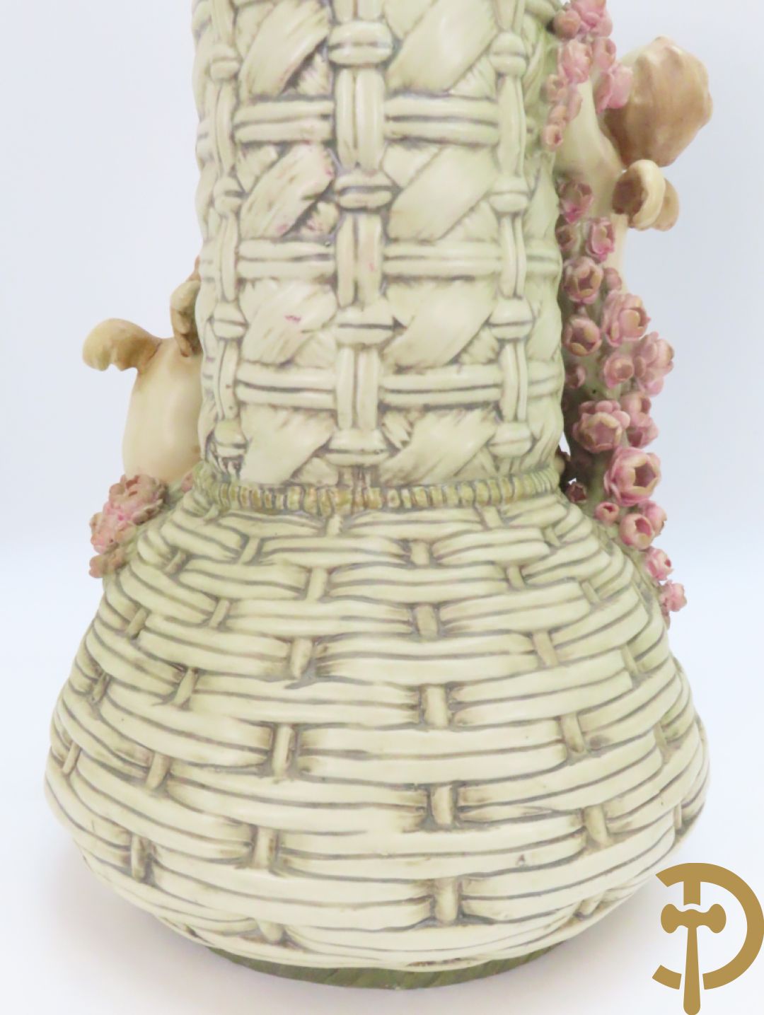 Paar meerkleurige faience vazen,  Austria gemerkt, met cupido