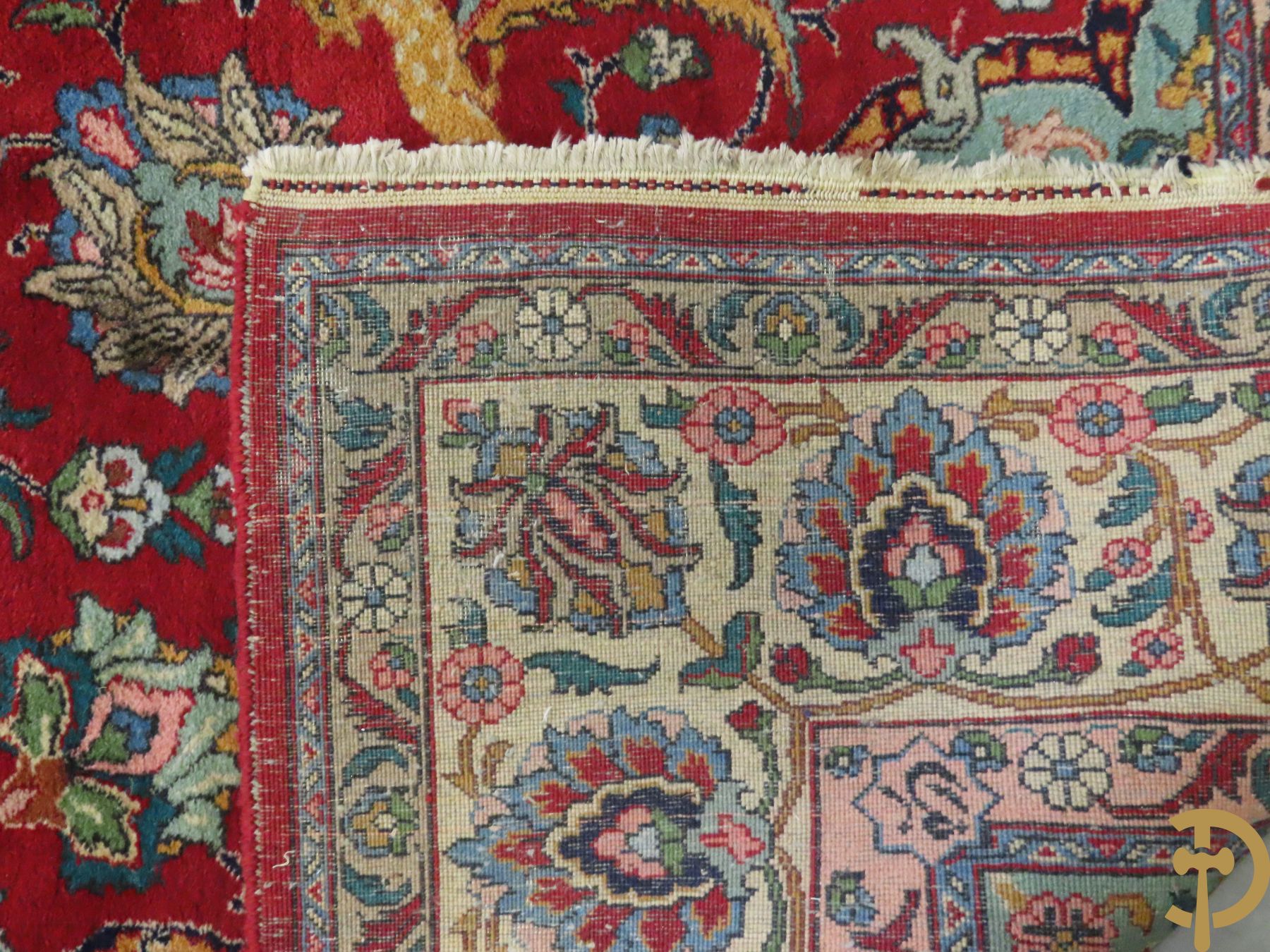 Oosters handgeknoopt tapijt met bloemen, dierenmotieven en centraal decor op rode fond