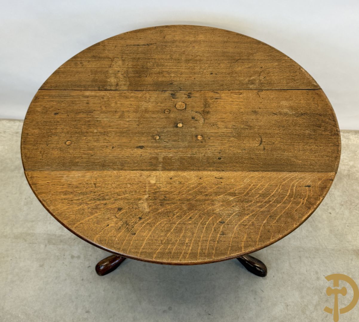 Engelse eiken ronde kantelbare flaptafel op Queen Anne poten + eiken bijzettafel op driepikkel