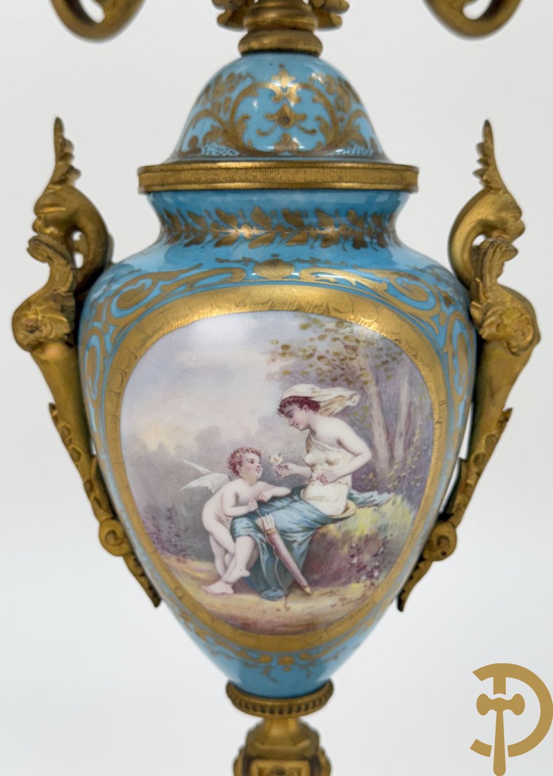 Paar Sèvres cassolettes met handbeschilderd romantisch decor van dame met cupido en landschapsdecor - met vergulde bronzen vierarmige kandelaar, Feccotte V. getekend