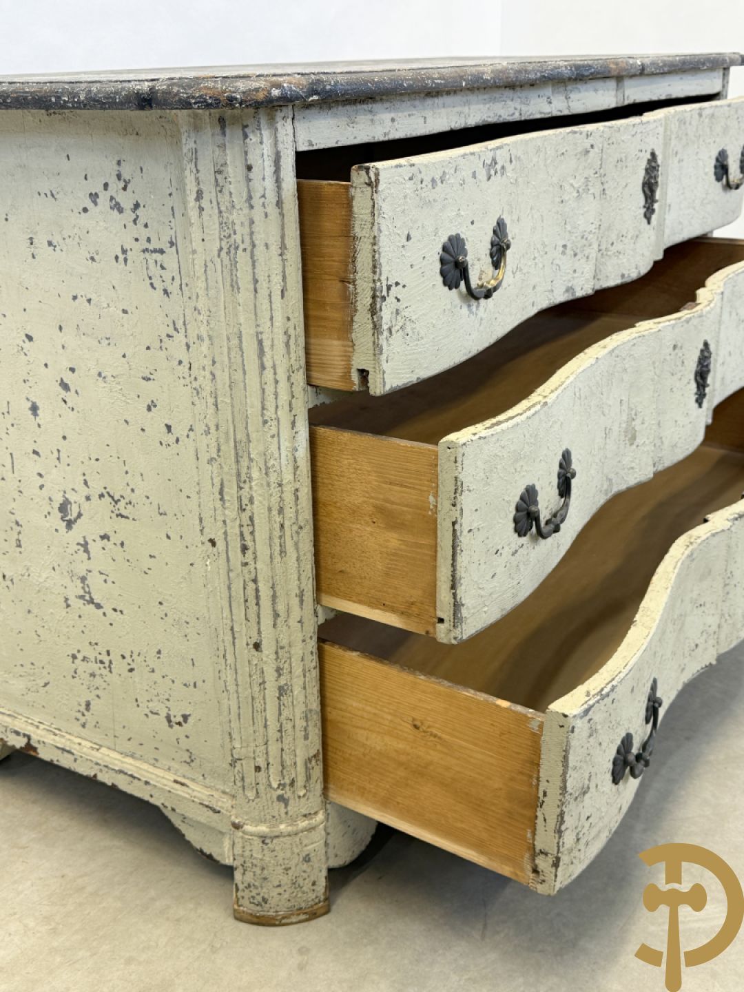 Gepatineerde 3 laden commode met bronzen trekkers en sleutelplaten