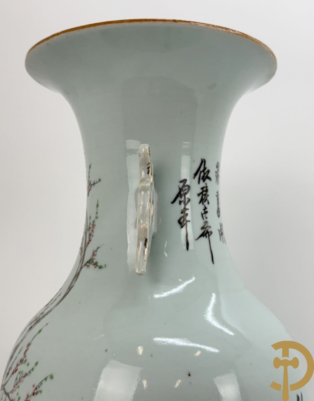 Chinese porseleinen vaas met decor van dames in landschap