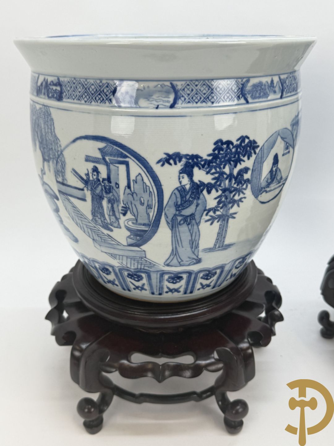 Twee blauw/witte cachepots met geanimeerd landschapsdecor op houten sokkels