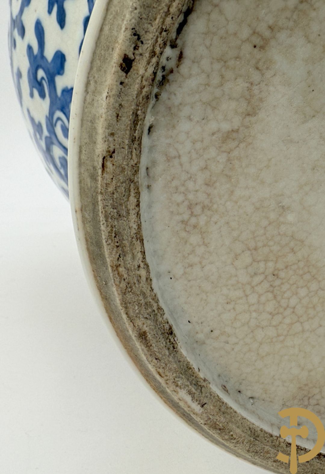 Paar Chinese dekselpotiches in blauw wit porselein met bloemendecor en accanthusranken