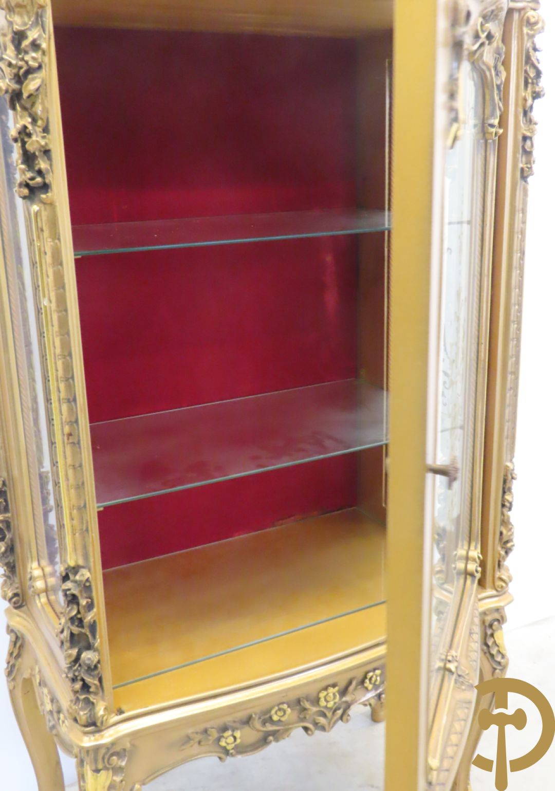 Vergulde vitrine met accanthusranken en ornamentiek in de ruiten geslepen, bovenaan bezet met marmeren blad