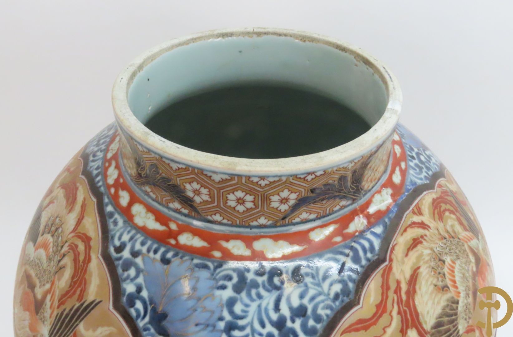 Grote Japanse Imari dekselpotiche bezet met fo hond en natuurtaferelen