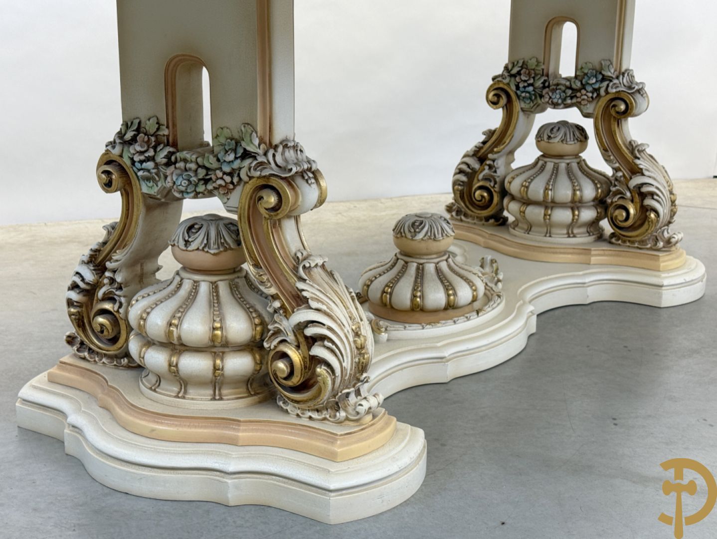 Italiaanse eetkamer met beschilderd bloemenmotief bestaande uit vierdeursdressoir met beschilderde bloemenmotieven, accanthusranken en glazen blad, tafel op gesculpteerde poten en 6 stoelen