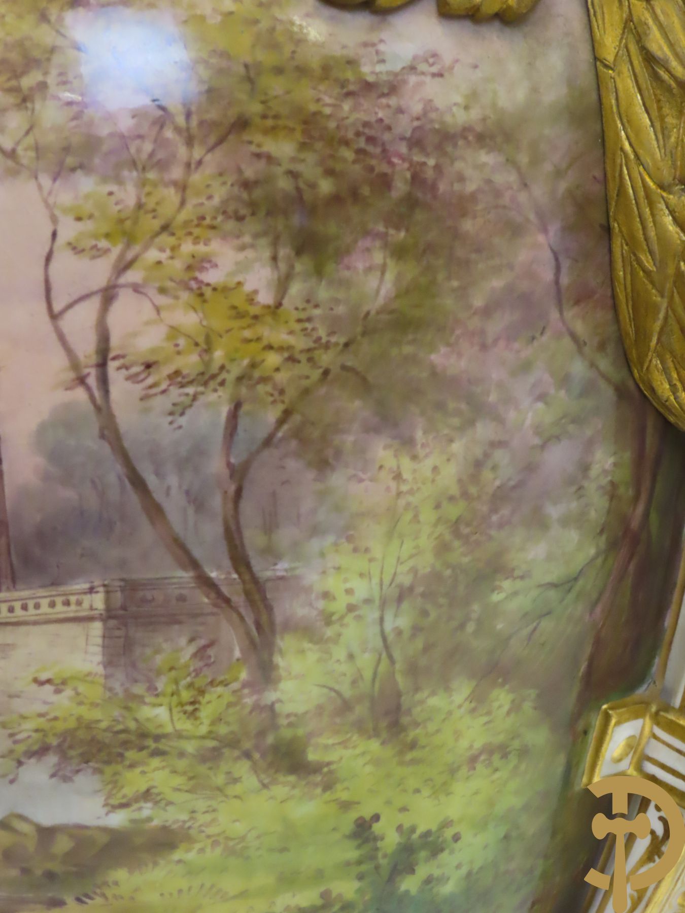 Grote porseleinen Sèvres vaas met dubbel decor van cavalerie, slagveldtaferelen en zicht op kasteel, DESPREZ H. getekend in het decor - bovenaan met verguld decor en zijdelings met bronzen oren en accanthusranken - deksel met Sèvres merkteken - op vierkante bronzen sokkel met klauwepoten