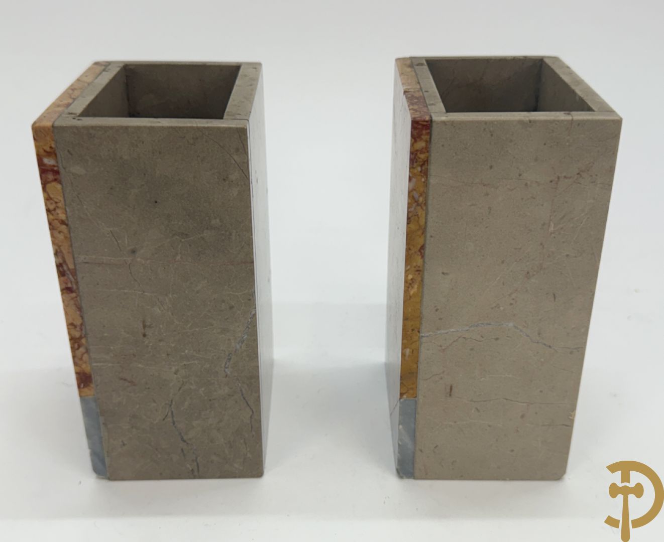 Driedelige marmeren Art deco garnituur, bovenaan bekroond met meisje met bal in zamak - geflankeerd door paar marmeren zijstukken