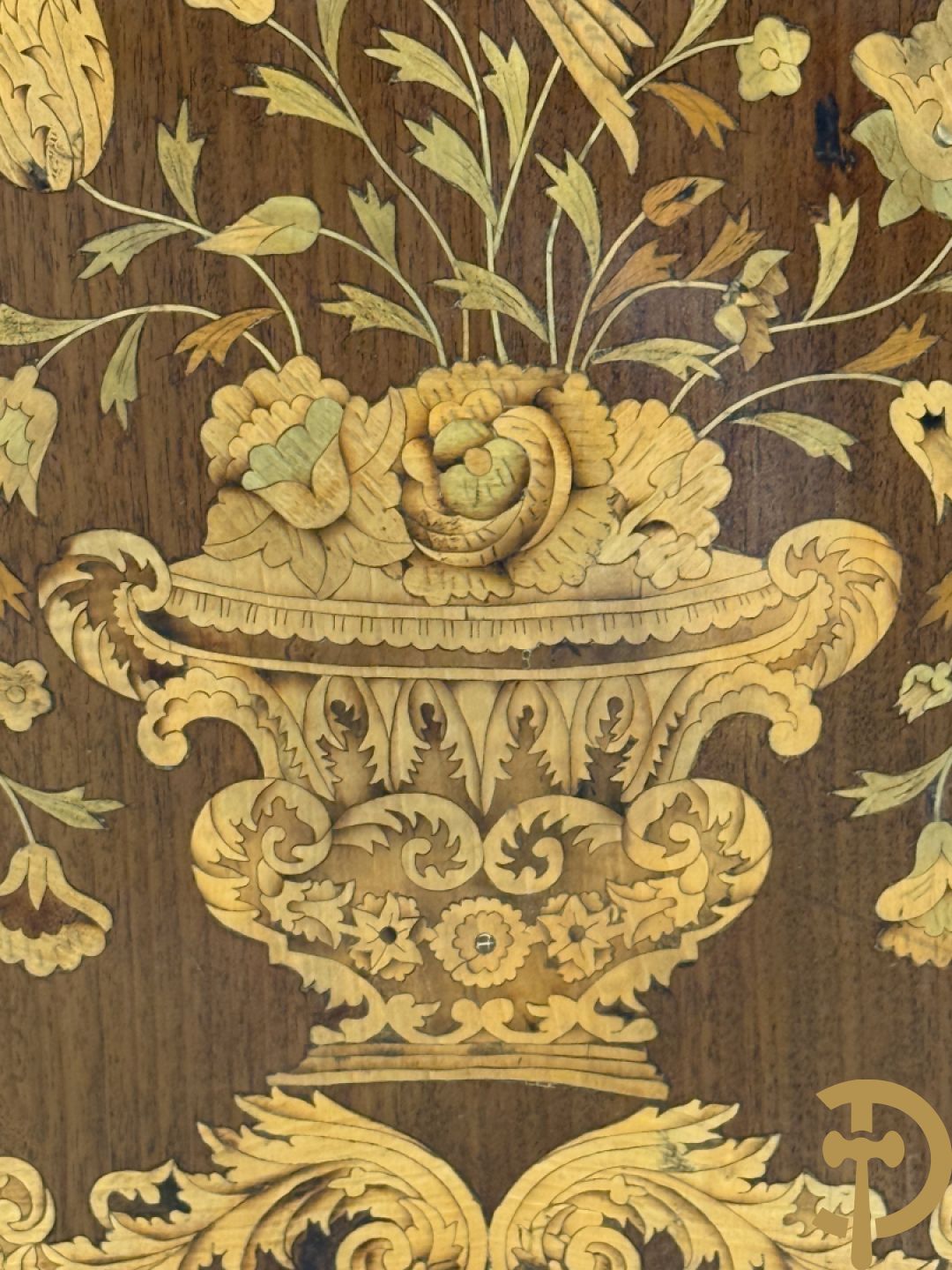 Hollandse vitrine met gemarketteerd bloementafereel, bovenaan met 2 beglaasde deuren en rocaille als kuif - onderaan met 2 gesloten deuren bezet met amforen, vogels en bloemenmarketterie