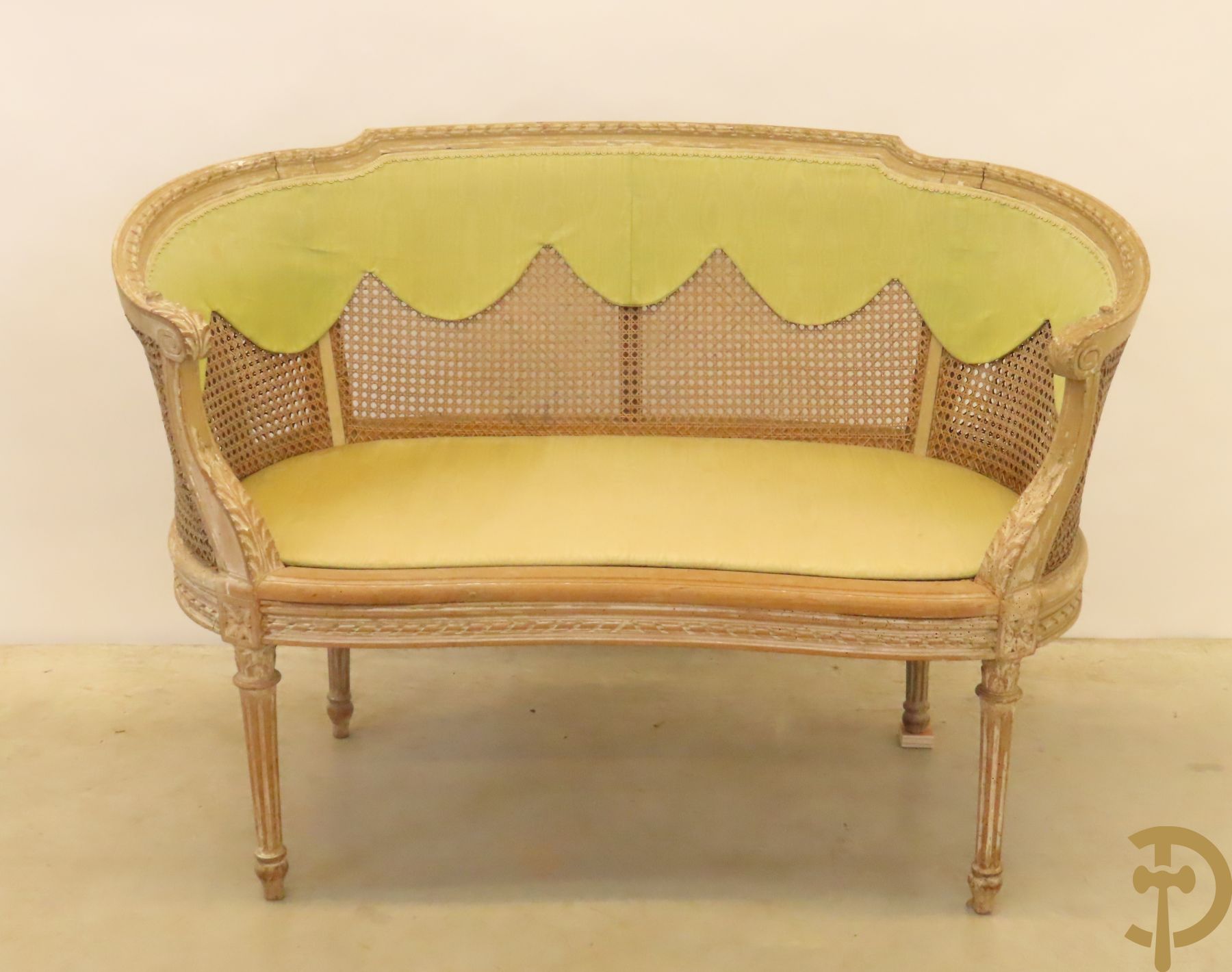 Gemonochromeerde bergère met groene mohair stof + gemonochromeerde en gecaneerde canapé Louis XVI stijl