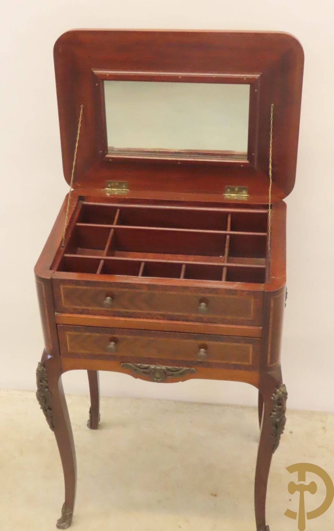 Wortelnotehouten opschikkast met 2 lades, openklapbaar blad met spiegeltje en voluutvormige poten met bronsbeslag