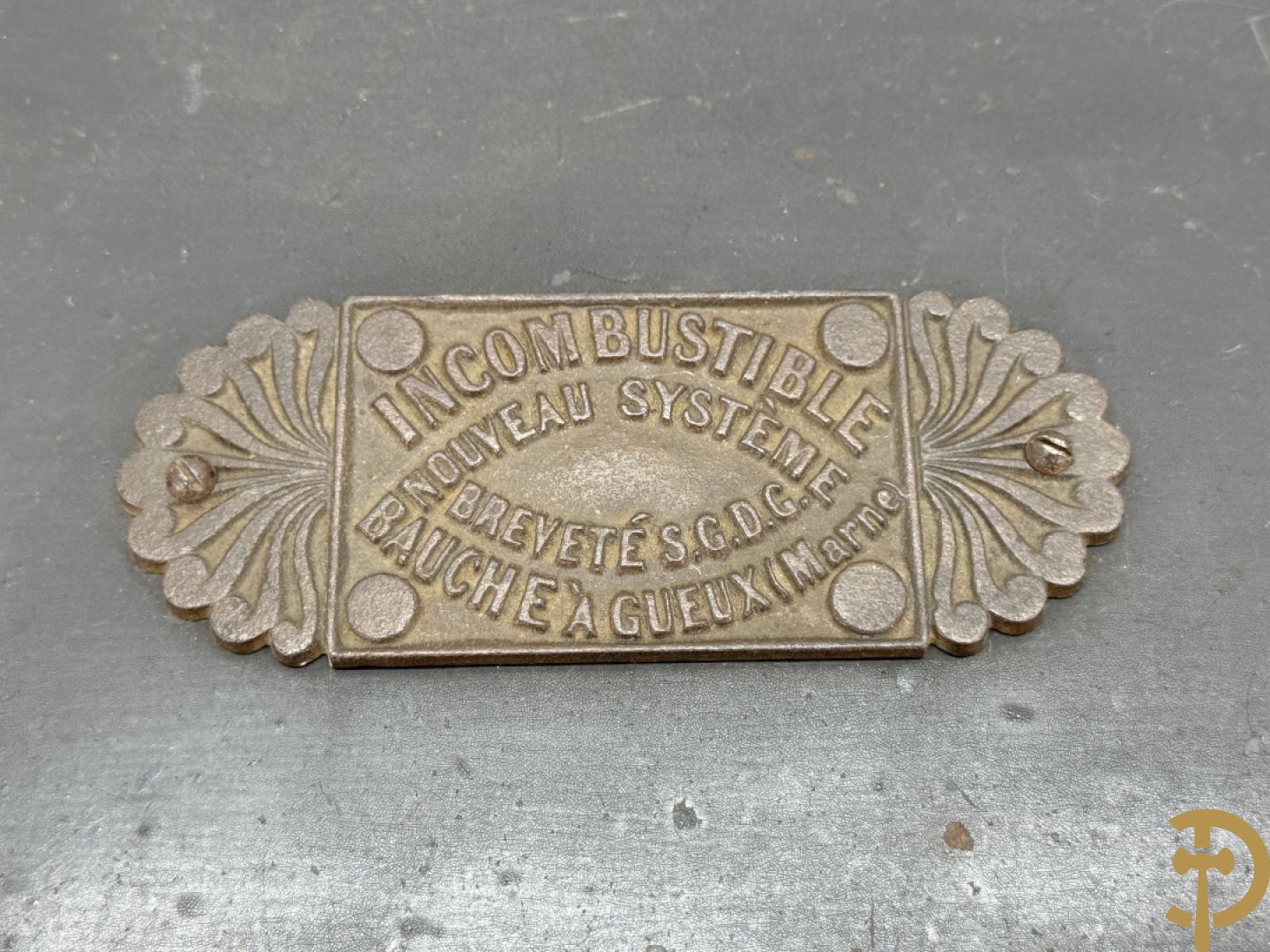 Gietijzeren brandkoffertje met 2 handvaten Incombustible Bauche à Gueux (Marnes) met sleutel