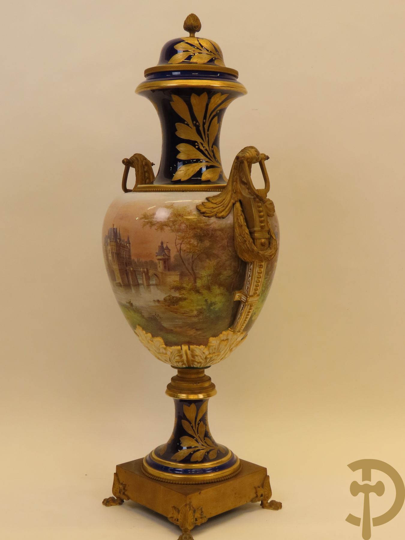 Grote porseleinen Sèvres vaas met dubbel decor van cavalerie, slagveldtaferelen en zicht op kasteel, DESPREZ H. getekend in het decor - bovenaan met verguld decor en zijdelings met bronzen oren en accanthusranken - deksel met Sèvres merkteken - op vierkante bronzen sokkel met klauwepoten