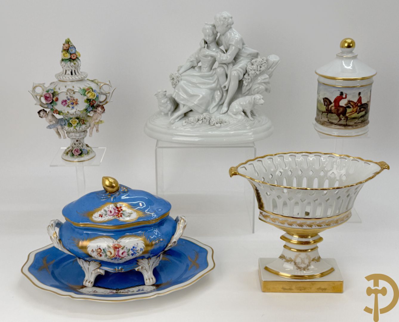 Milieu de table in porselein met bloemendecor + geajoureerde porseleinen Limoges coupe + porseleinen vaasje met cupido