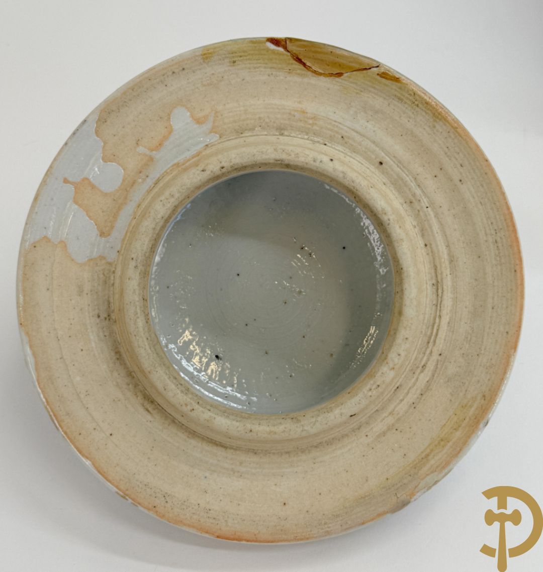 Paar blauw/witte Chinese porseleinen dekselpotiches met bloemen en Chinese tekens