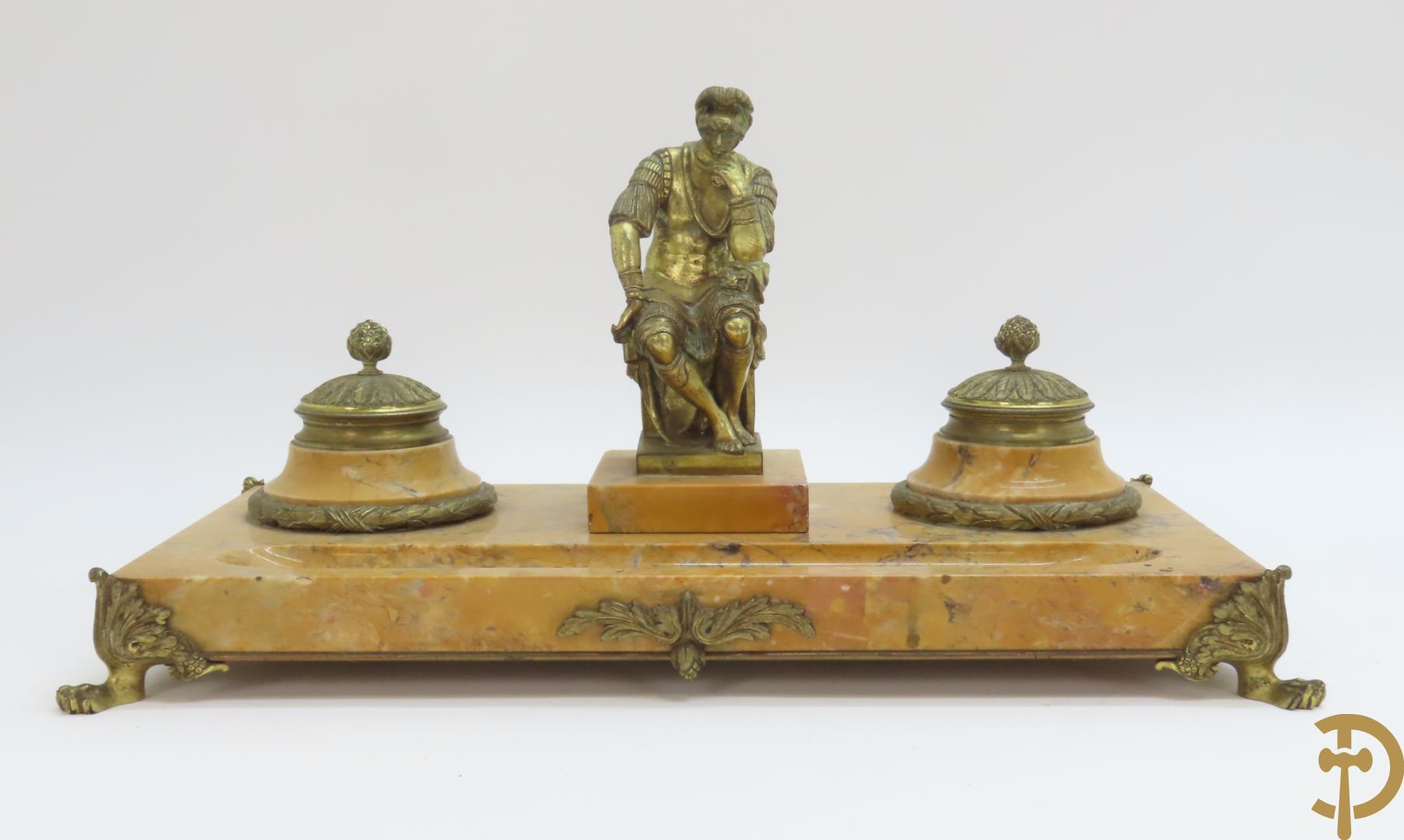 Marmeren inktstel met centraal verguld bronzen beeld met figuur van Lorenzo De Medici naar Michelangelo marmeren brievenhouder