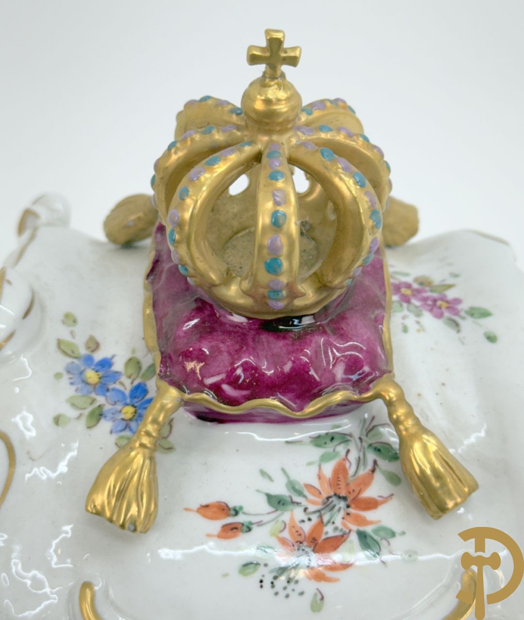 Porseleinen meerkleurige groep met koets, edeldame, lakei, ruiter en 2 paarden