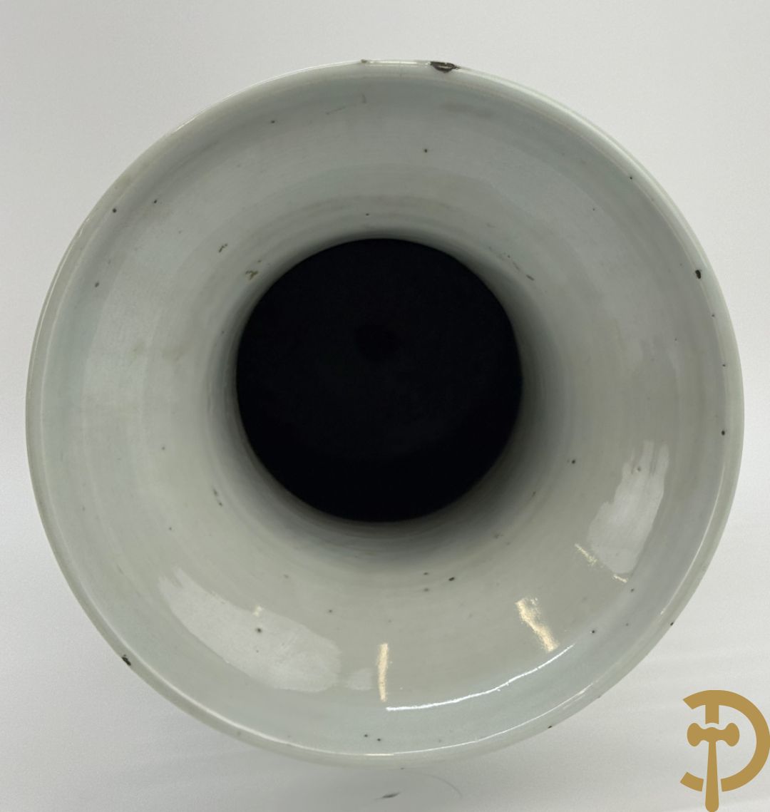 Chinese porseleinen celadon vaas met antiquiteitendecor