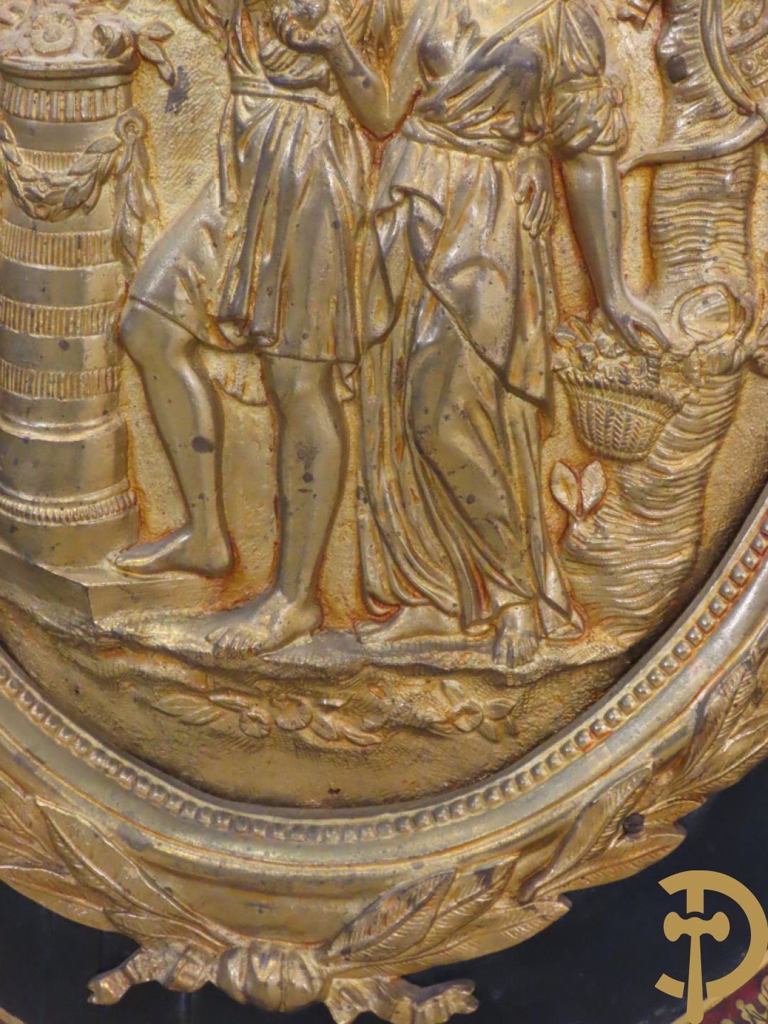 Napoleon III dressoir, centraal met bronnen plakkette omgeven door Louis XVI strik, met 2 zijdelingse vitrines met gebogen glas - stijlen bezet met bronzen dameshoofden