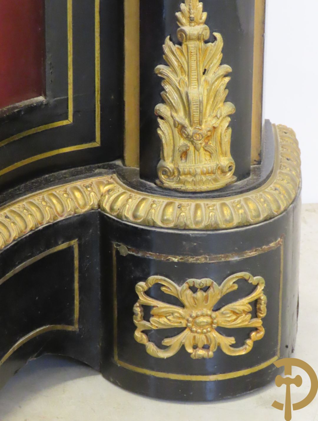 Napoleon III dressoir, centraal met bronnen plakkette omgeven door Louis XVI strik, met 2 zijdelingse vitrines met gebogen glas - stijlen bezet met bronzen dameshoofden