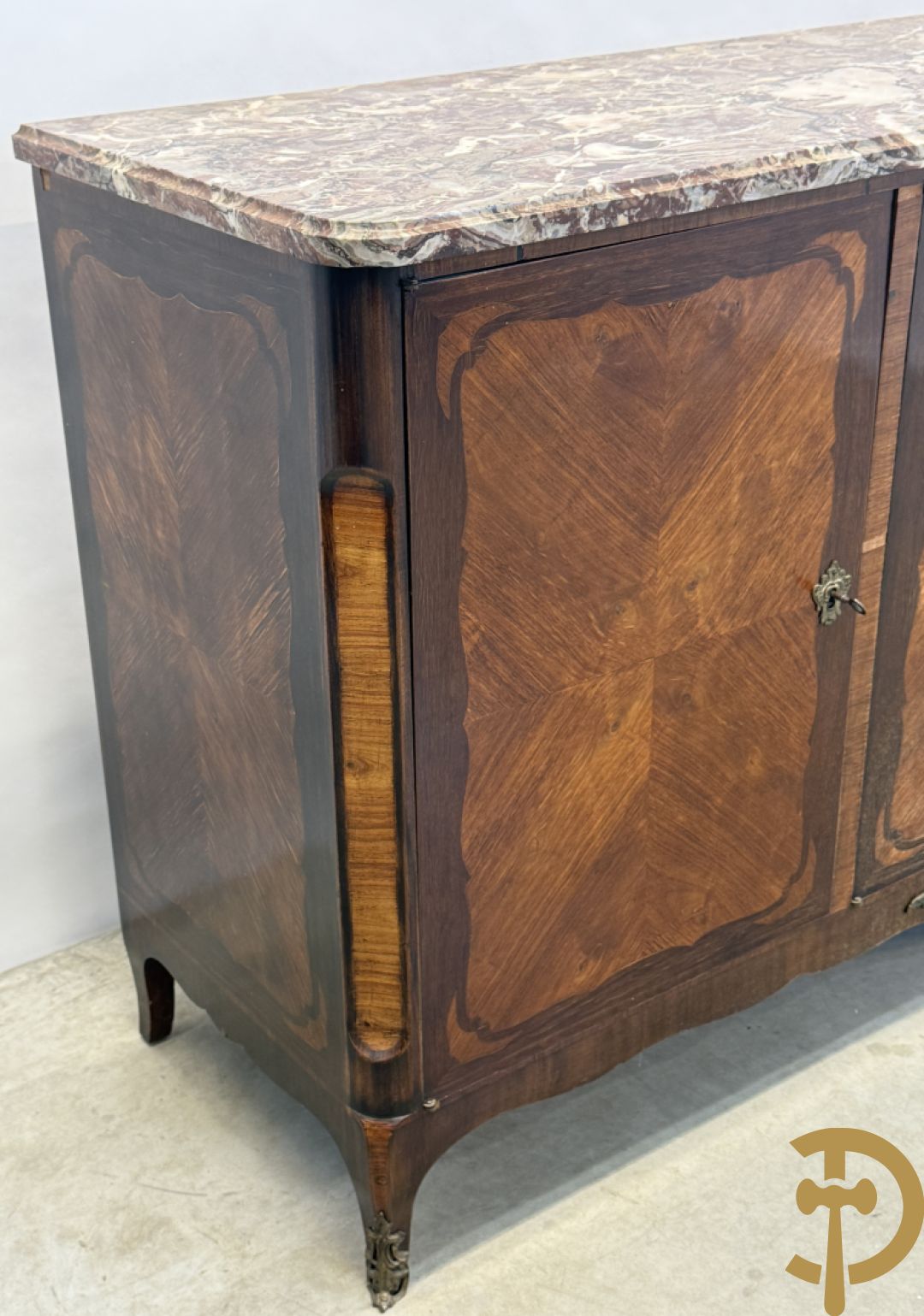 Notelaren driedeursdressoir met marmeren blad  bronzen sabots op de poten