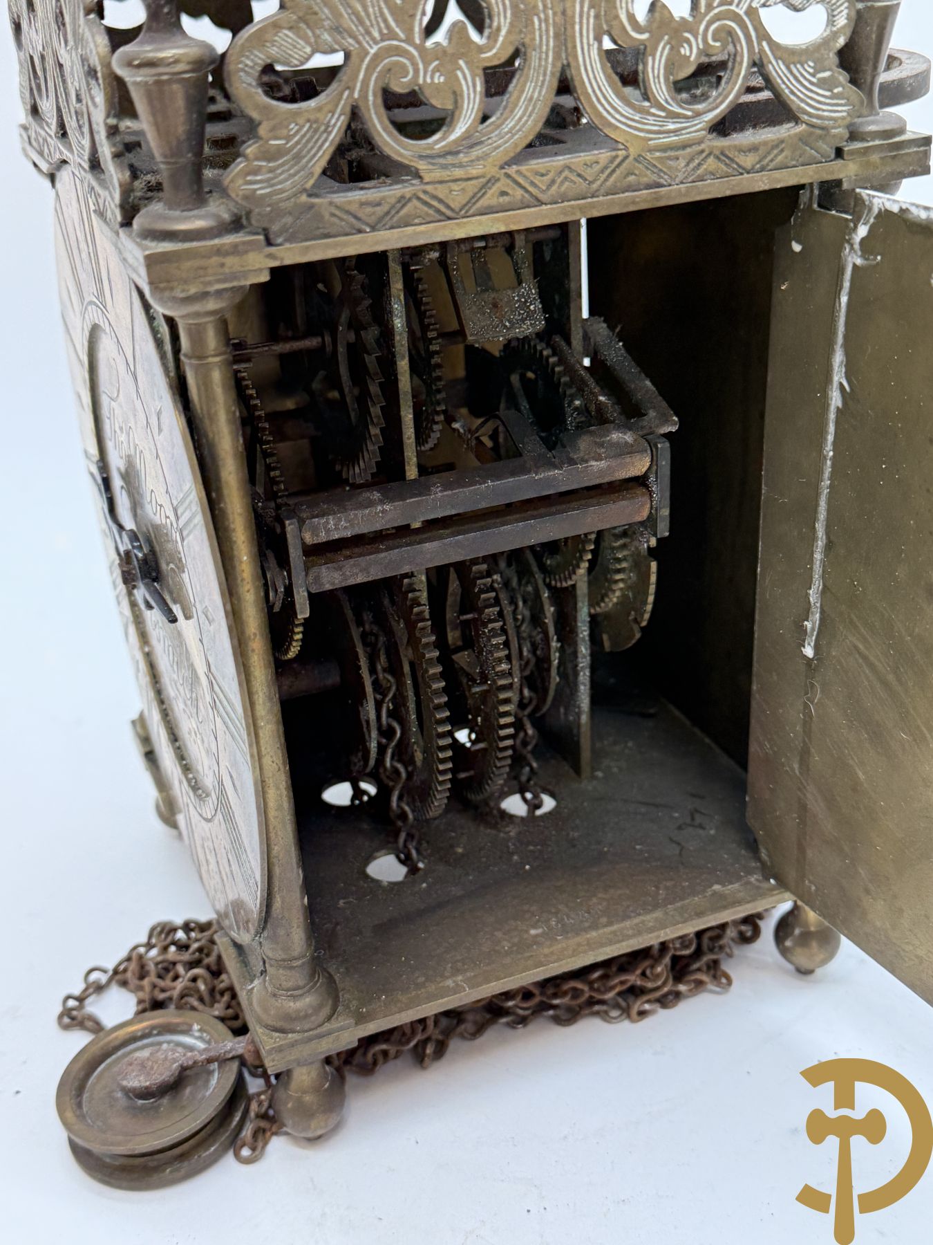 Twee koperen lantaarnklokken, gemerkt Tho Moore Ipswich waarvan 1 met bijhorende slinger en gewicht en de andere zonder