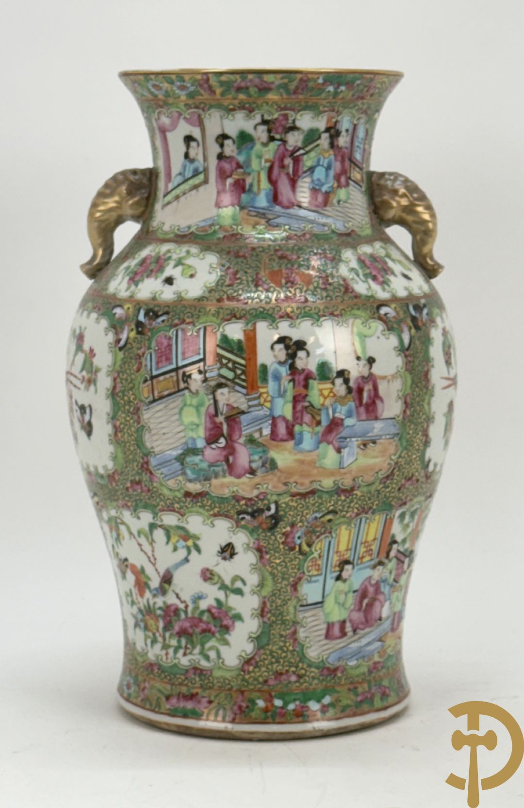 Chinese porseleinen Kantonvaas met geanimeerde taferelen, bloemen, vogel en vlinderdecor