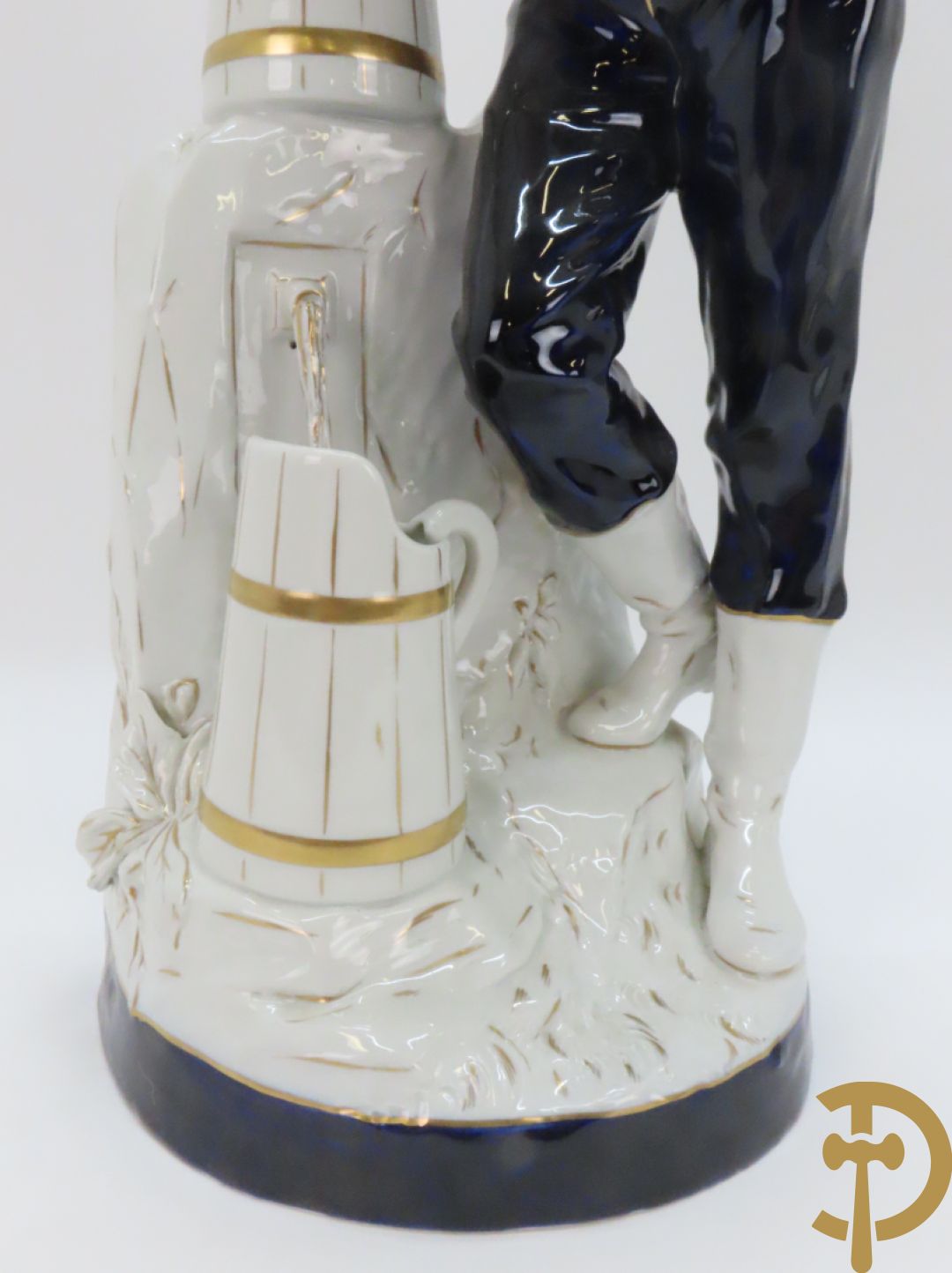 Paar Royal Dux personages van dame en heer bij de waterkraan, onderaan gemerkt en genummerd 10965 en 10563