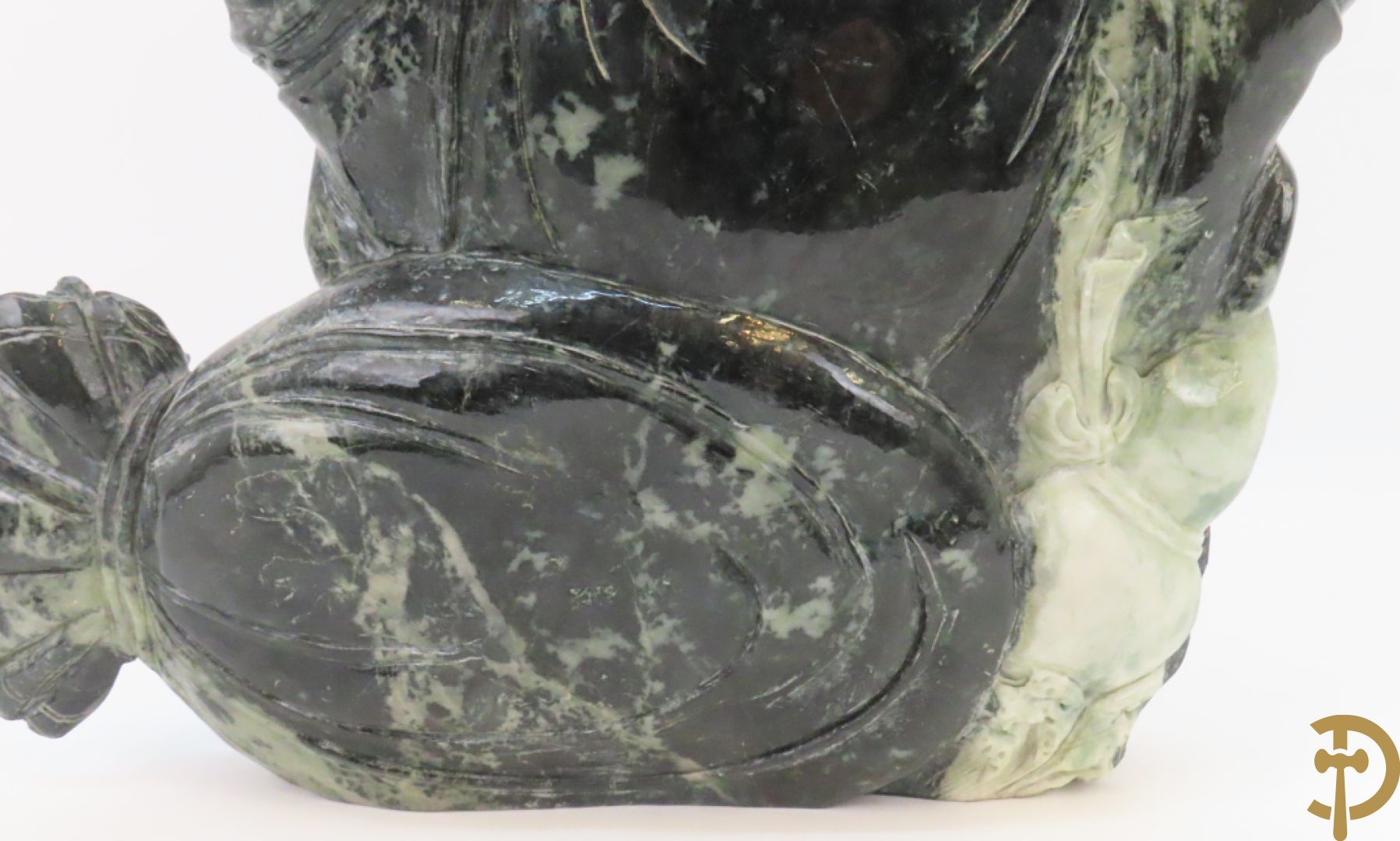 Zittende lachende boedha met kralenkrans en fo hond in gesculpteerde tweekleurige nefriet