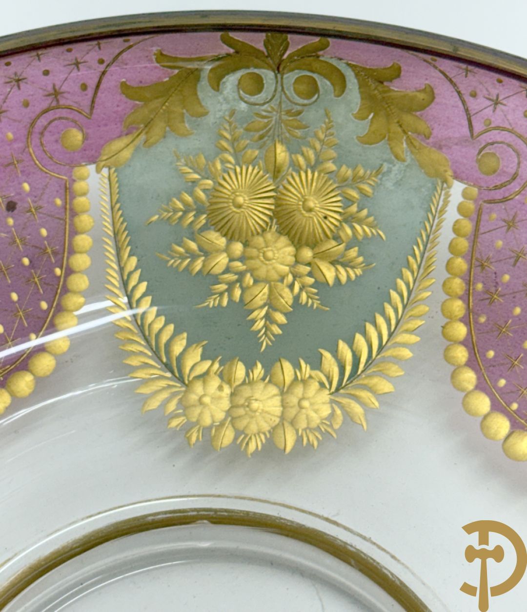 Kristallen schotel met geslepen bloemen en verguld gouddecor