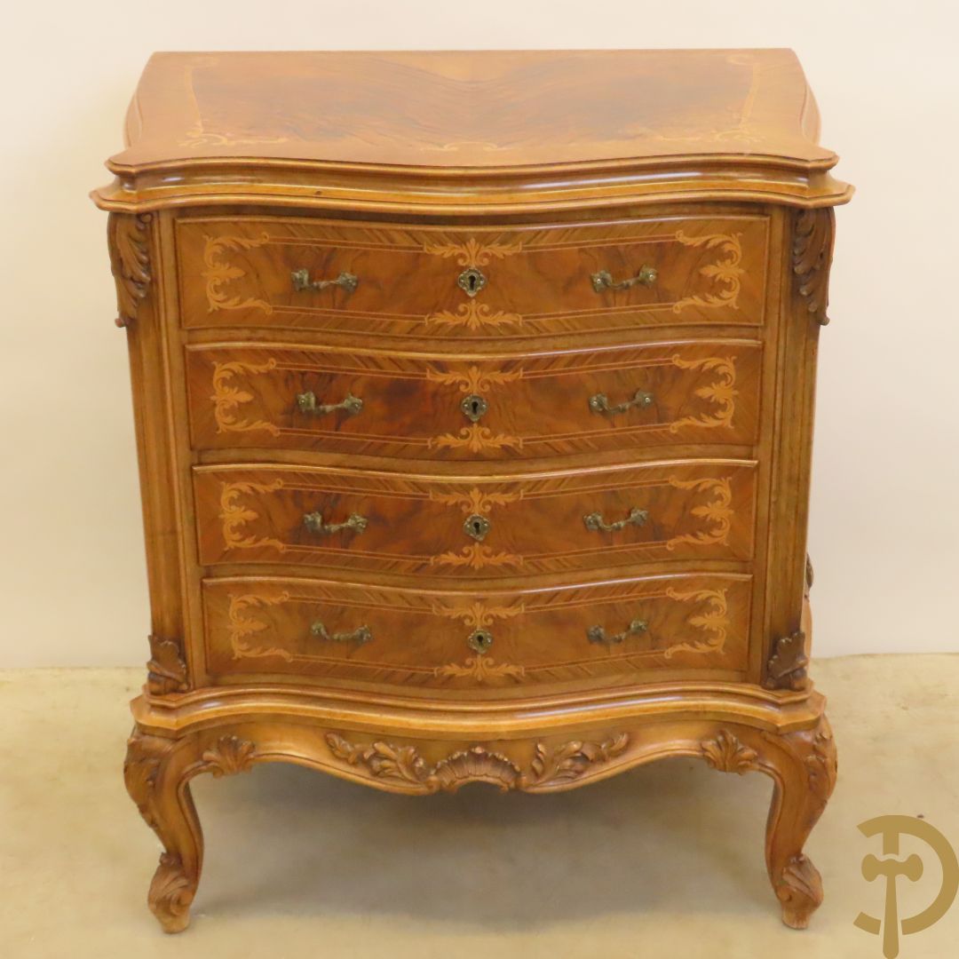 Notelaren vierladen commode met accanthusranken op voluutvormige poten