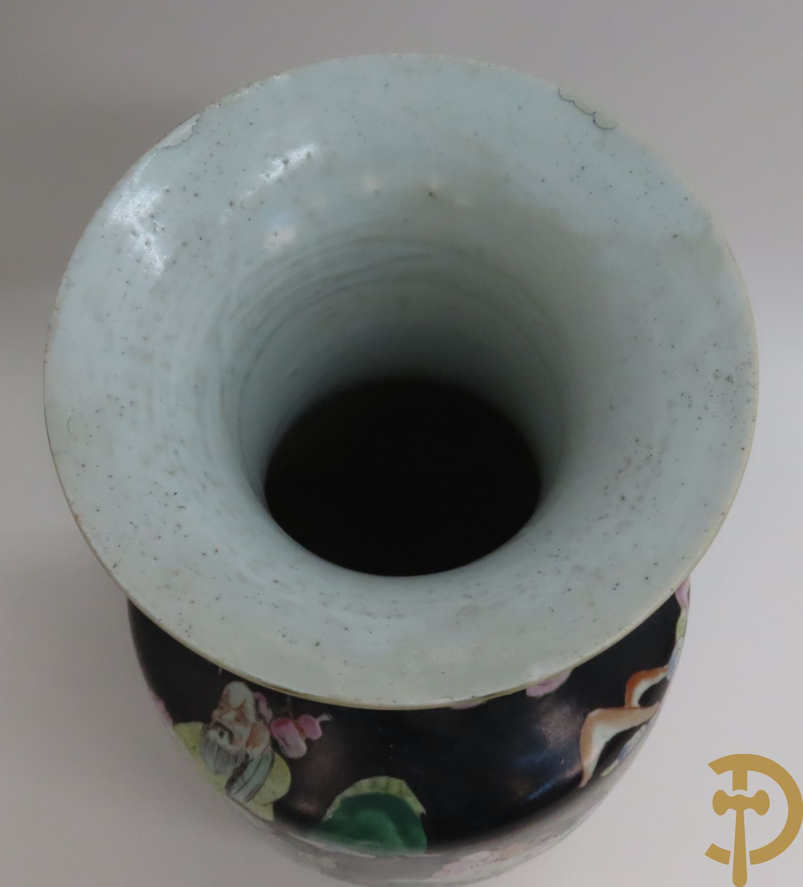 Chinese porseleinen vaas met geanimeerd decor op zwarte fond + Chinese porseleinen vaas met krijgerdecor + Chinese porseleinen vaas met landschaps- en natuurdecor