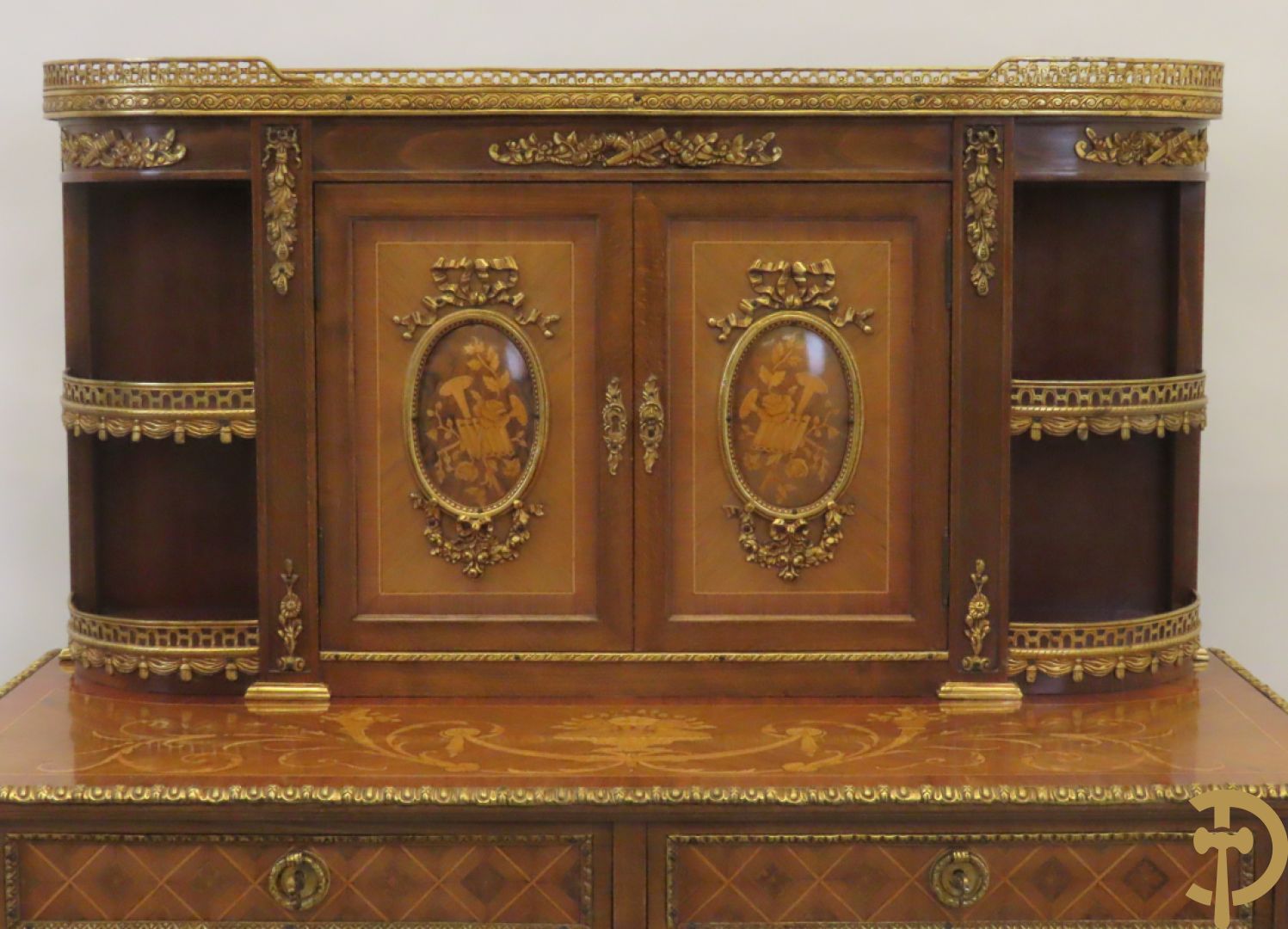 Notelaren tweedelig  kabinet met 2 lades en 2 deuren op hoge poten, gemarketteerd en bezet met bronsbeslag