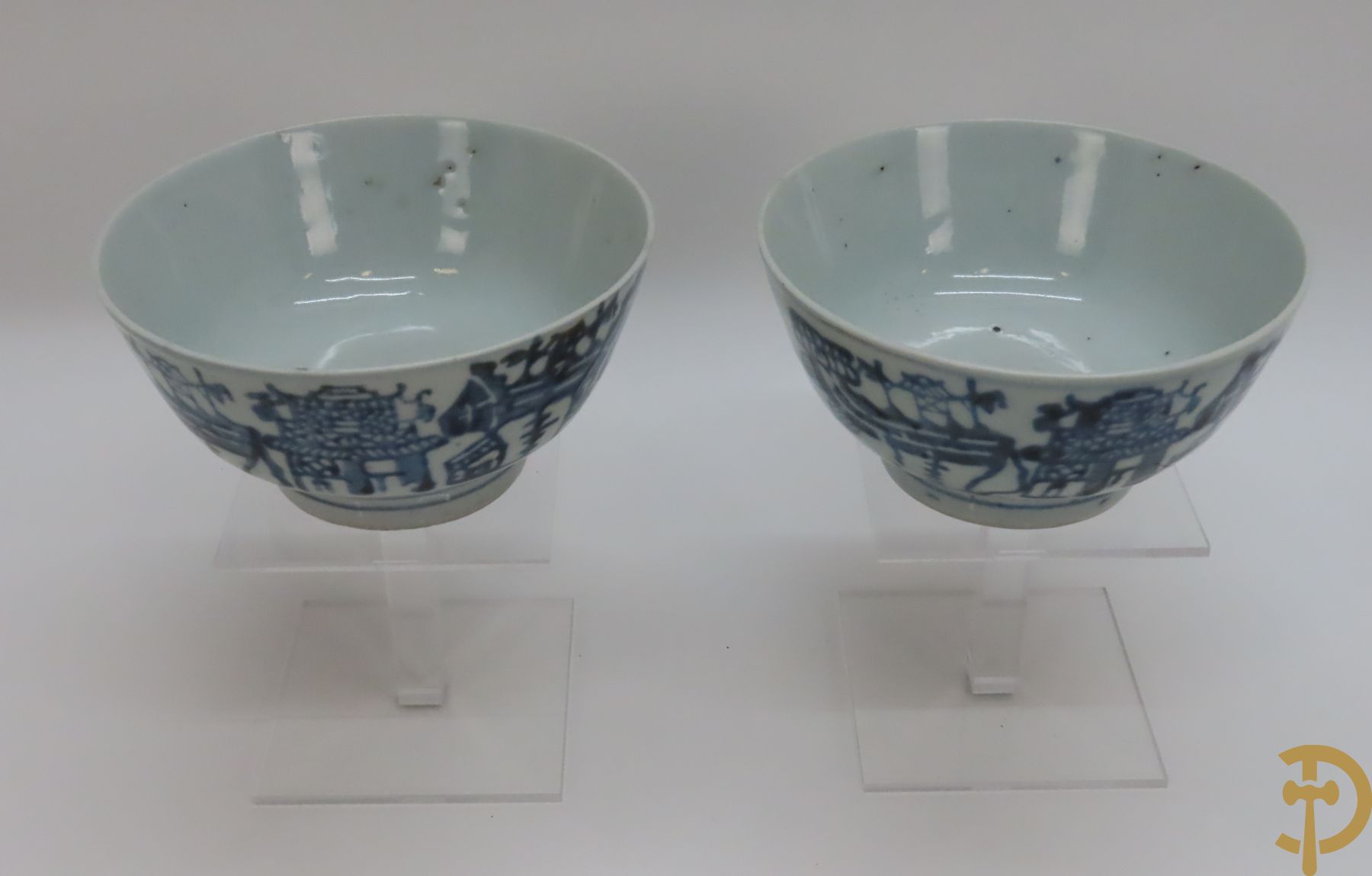 Twee Chinese porseleinen coupes met blauw/wit decor