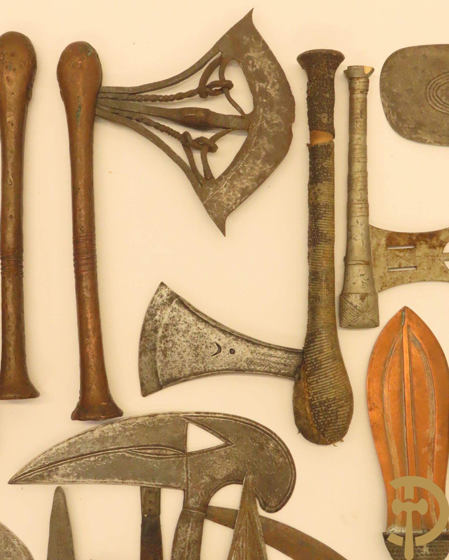 Verzameling mooi bewerkte Afrikaanse machetes, messen, speren, bijlen e.a.