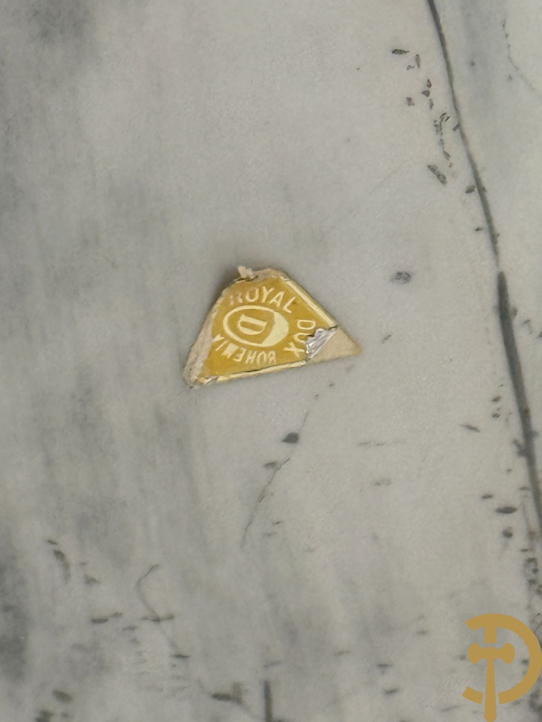 Paar Royal Dux beelden van koppel bij de waterbron, nummers 10563 en 10564