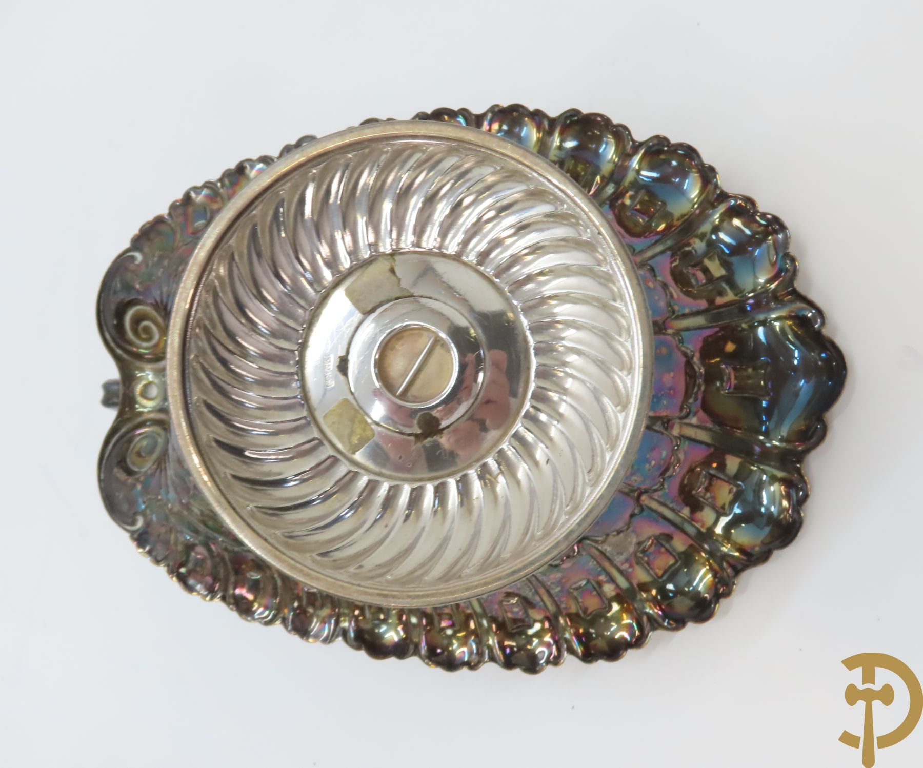 Verzilverd koffiestel MFD & Plated by Reed & Barton 2046 bestaande uit koffiekan, melkkan en suikerpot met ovale medaillons + verzilverde coupe met eekhoorn en rocaille + verzilverde coupe met glas + Verzilverde schenkkan met houten handvat