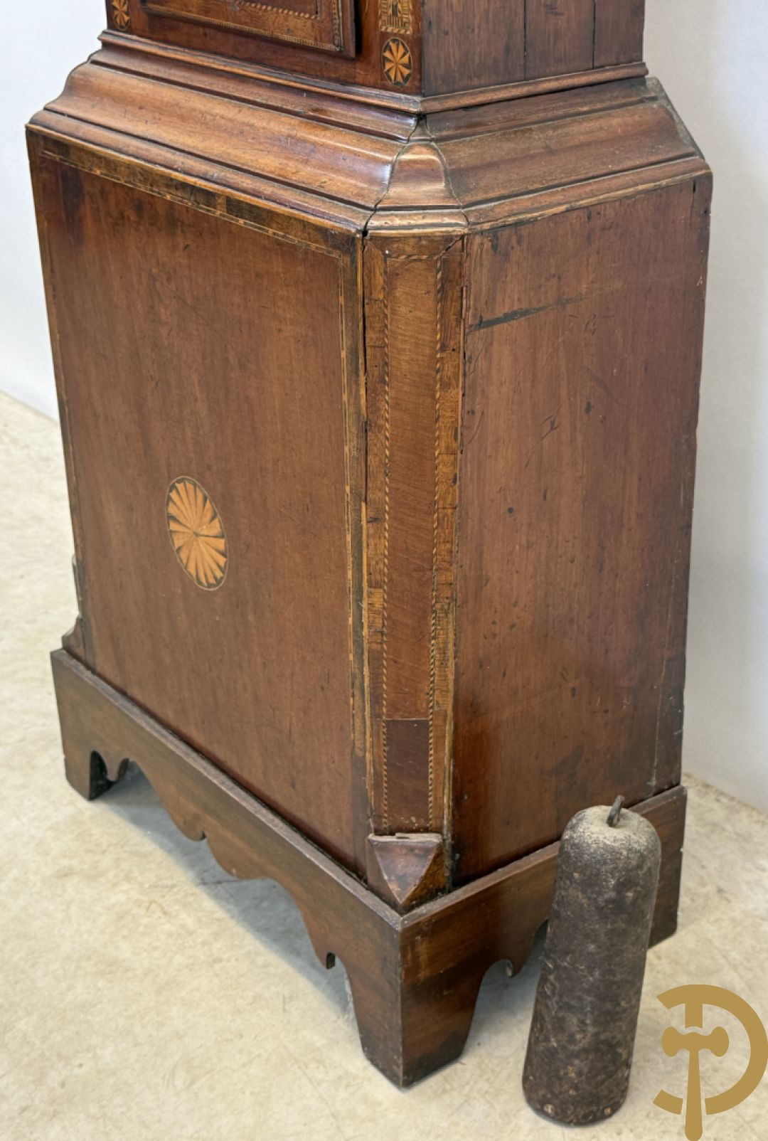 Engelse staande grootvadersklok met handbeschilderd tafereel in de wijzerplaat