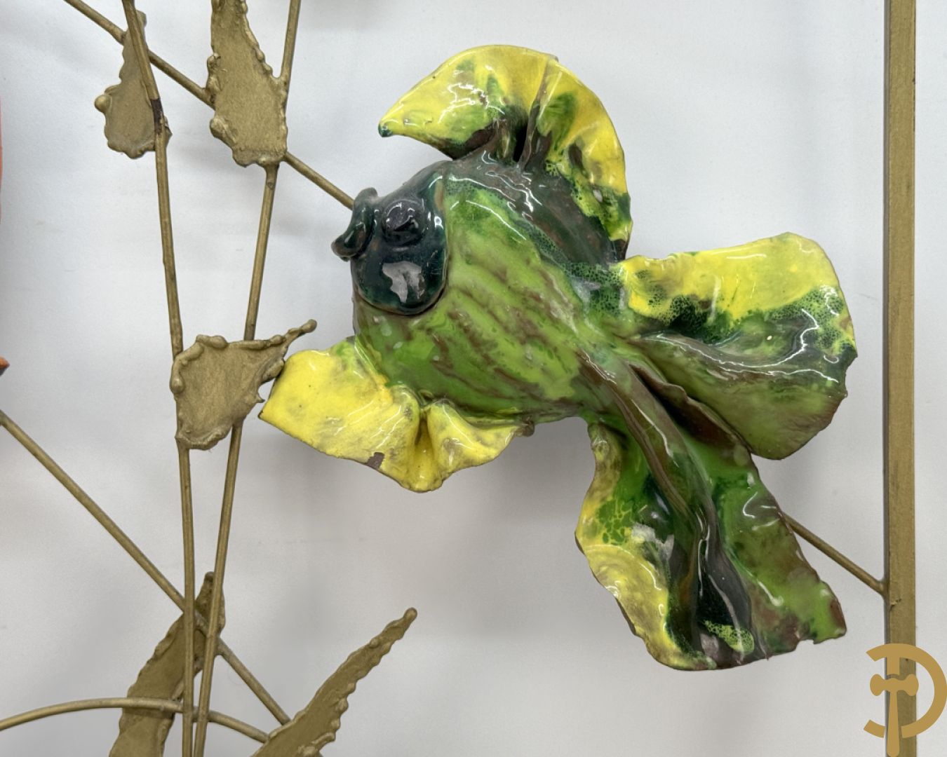 Smeedijzeren decoratief basrelief met keramieken vissen