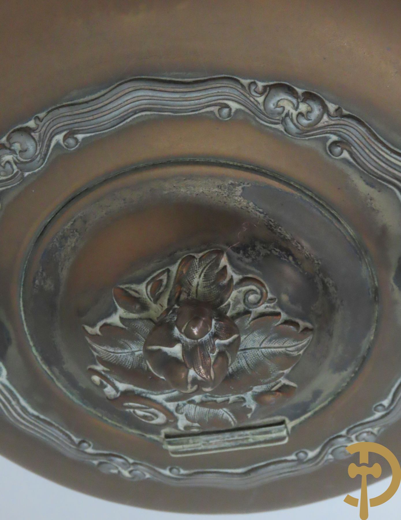 Twee decanteurs + olie- en azijnstel + 2 schenkkannen + twee-orig dekselpotje