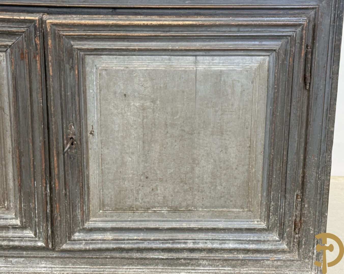 Gepatineerde tweedeursdresse met afgestoken panelen