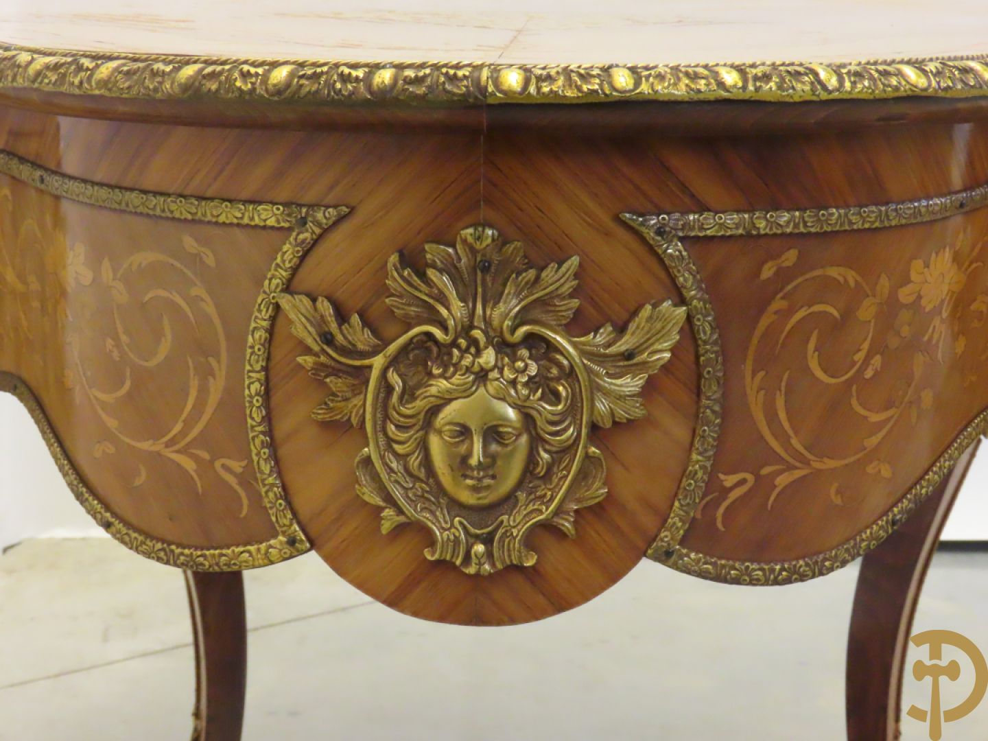 Gemarketteerde ovale notelaren tafel bezet met bronsbeslag van dameshoofden + stoel