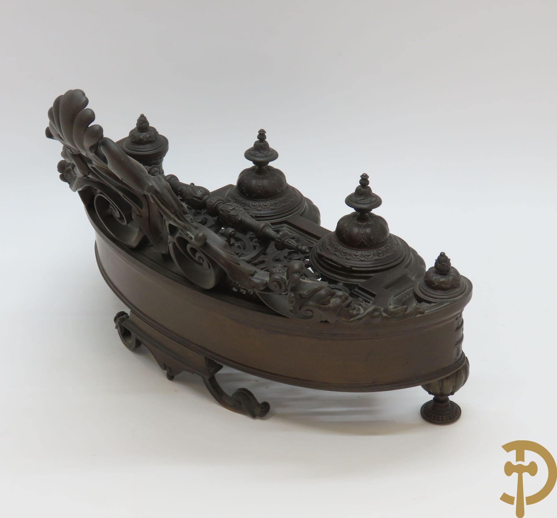 Bronzen Neo Renaissance inktstel met rocailles en bladmotieven