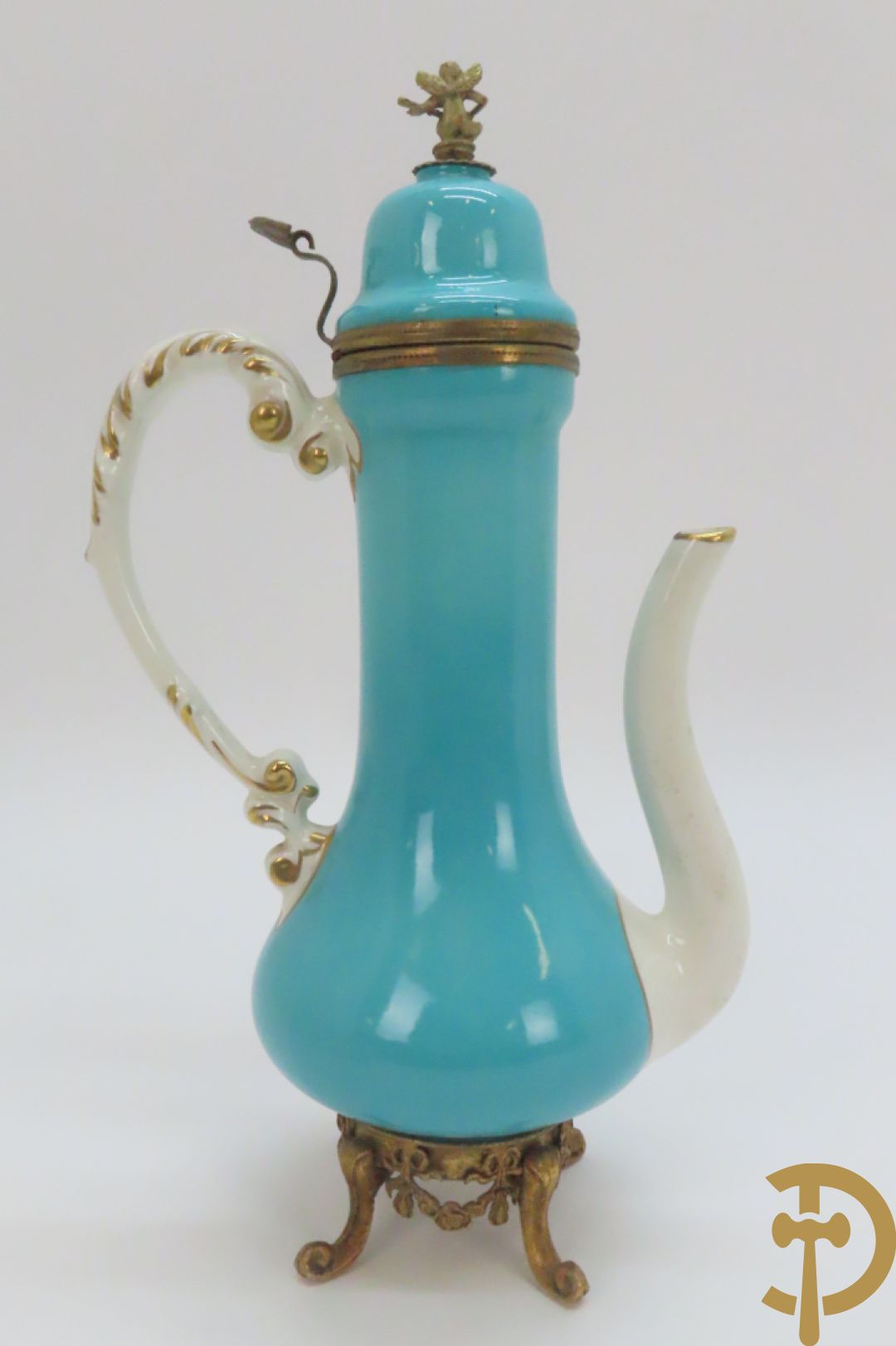 Driearmige porseleinen kandelaar met bloemenmotieven, onderaan gemerkt Plaue + porseleinen coupe Plaue + Limoges schenkkan met bloemendecor