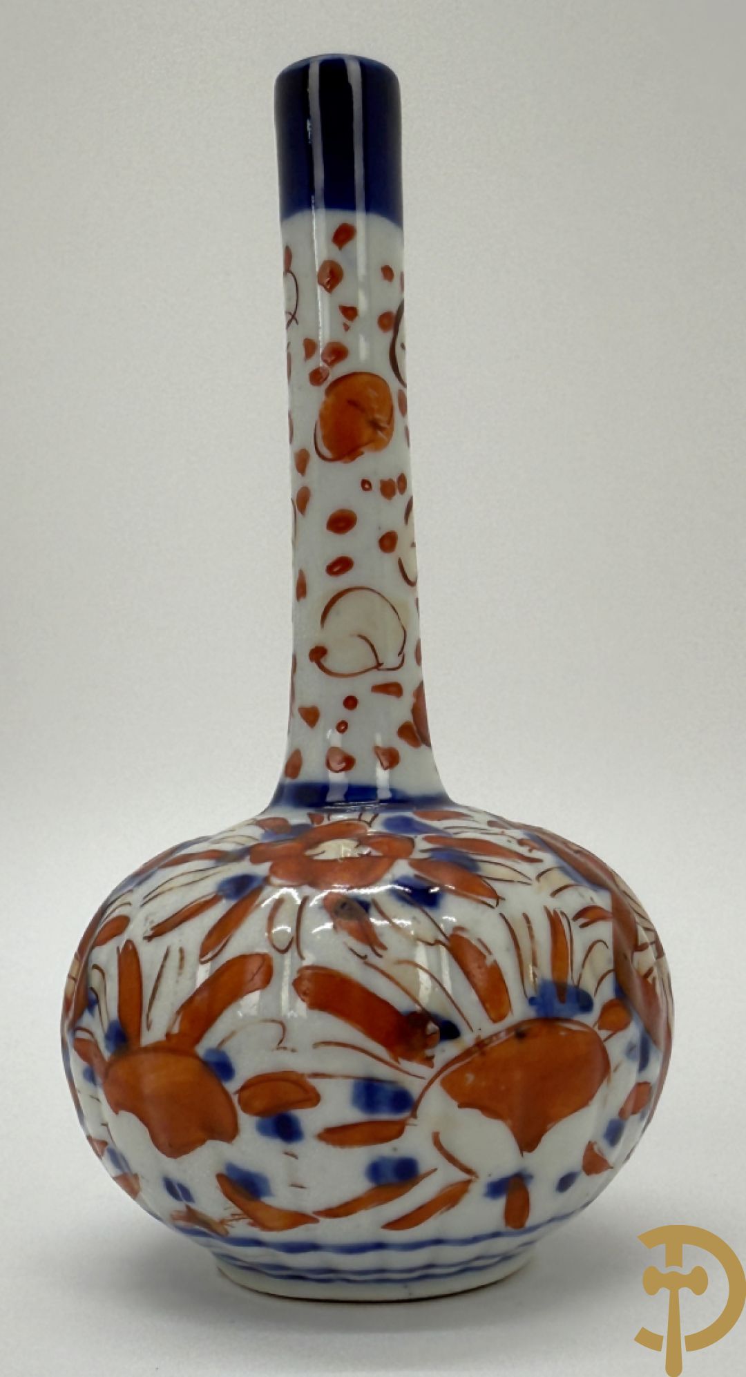 Japanse porseleinen Imari dekselvaas met bloemenmotief + klein flesvormig pique fleur vaasje + 2 Imari bordjes