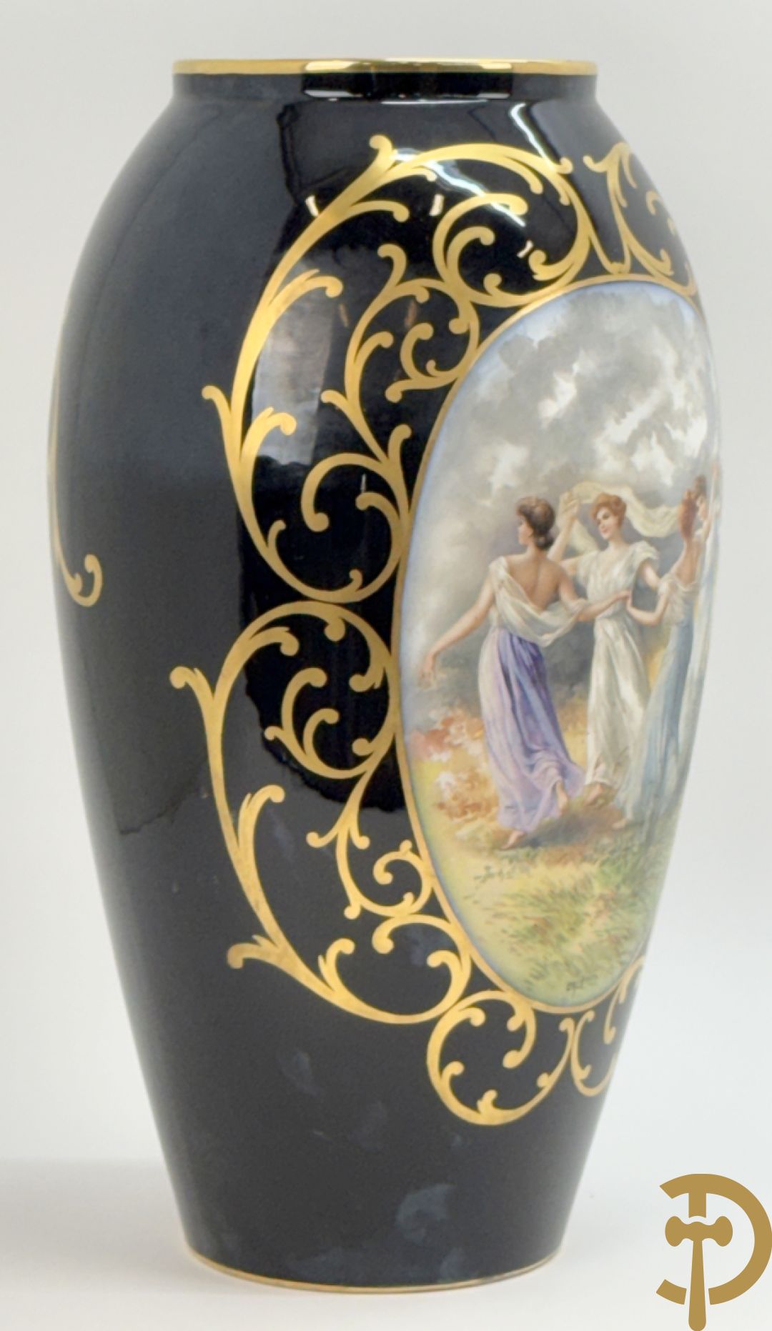 Porseleinen siervaas met idyllisch landschap met 4 dansende dames op blauwe fond, gemerkt Orly